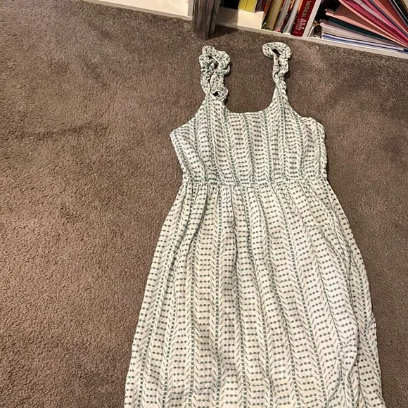 summer dress like new. adjustable straps and fully lined. light green Size  xl.